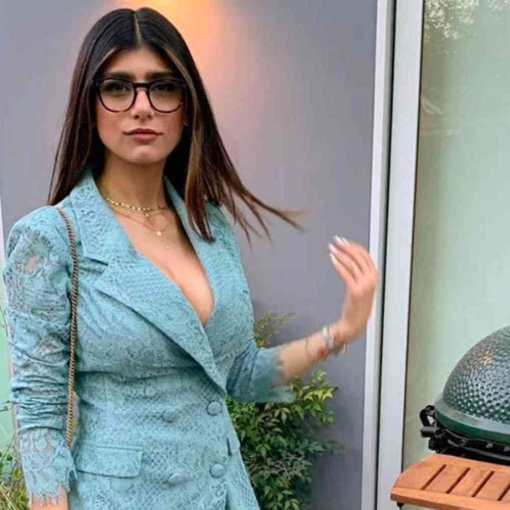 Mia Khalifa Images Picture Sexy Erotic Photos office look glasses pretty girl